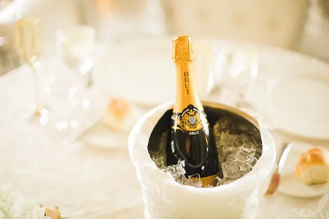 Gedekte tafel met champagne in een hotel
