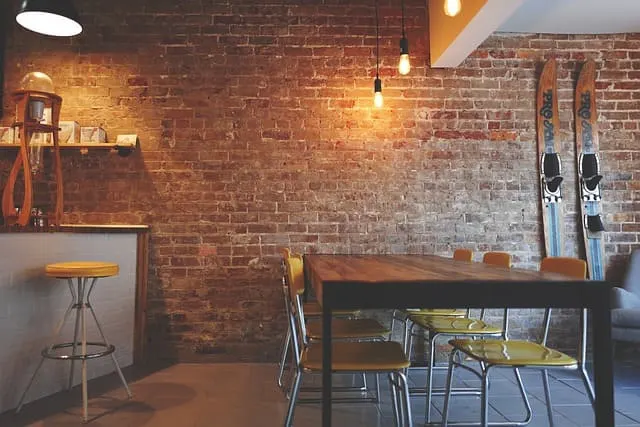 Interieur van een horecazaak met bar en tafels