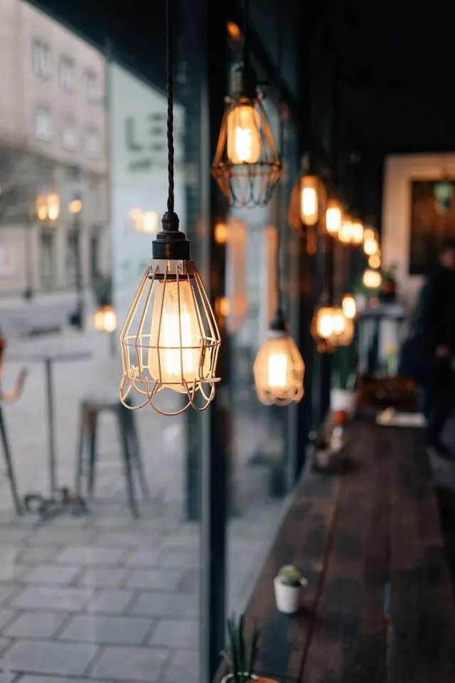 Hanglampen boven de bar van een horecazaak