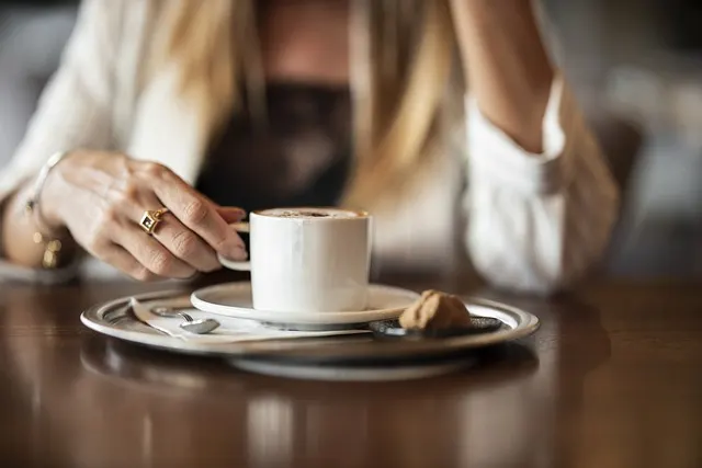 Kop koffie op een schoteltje in een koffiebar